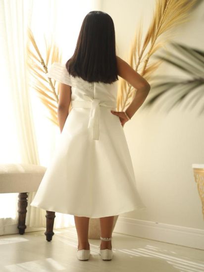 صورة فستان سهرة أبيض مع قصة جانبية أنيقه على الصدر